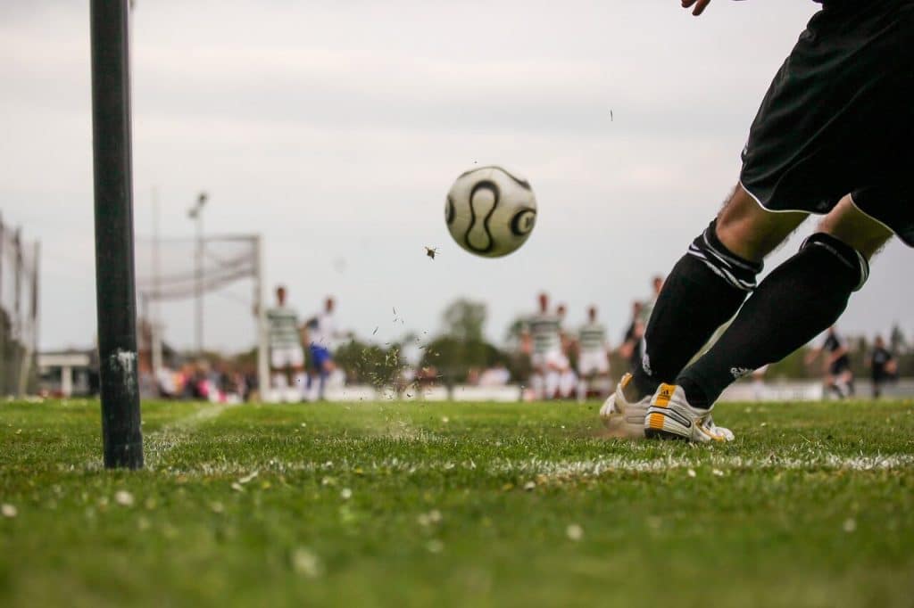 Jugador pateando pelota de fútbol
